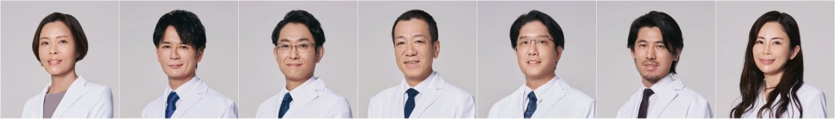 白衣を着用した医療従事者や研究者らしき人々の集合写真