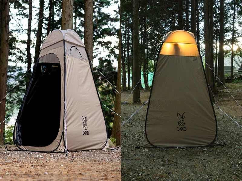 森林に設置されたDODのベージュ色ポップアップテントの画像