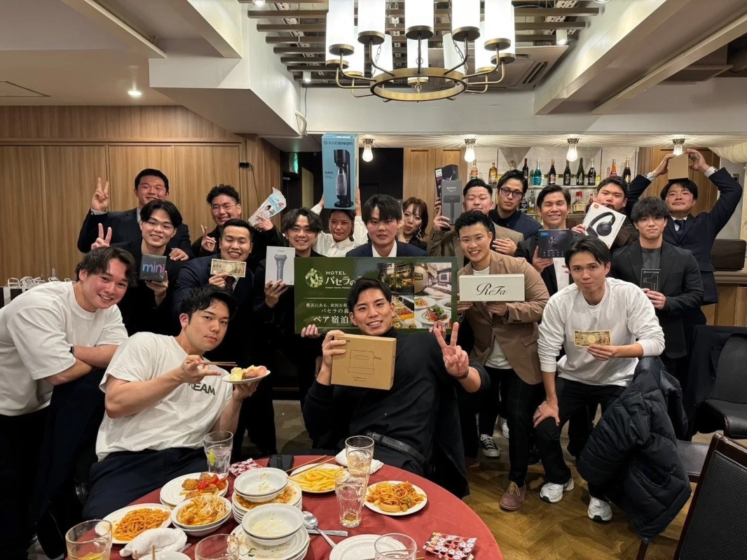 パーティーでギフトを手に笑顔のグループ