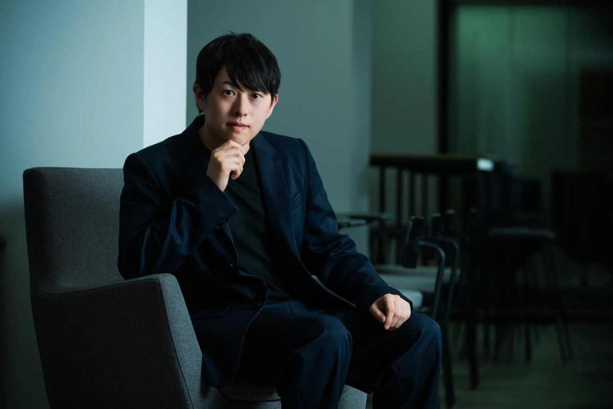 スーツを着て椅子に座る男性