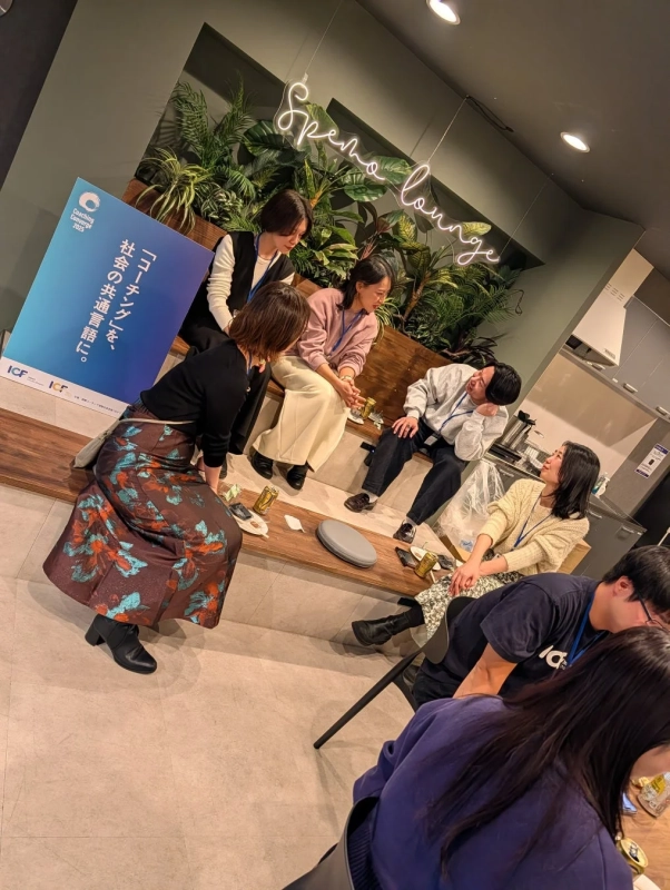 コーチングコンバージ2023のイベント会場で、参加者たちがカジュアルに交流している様子