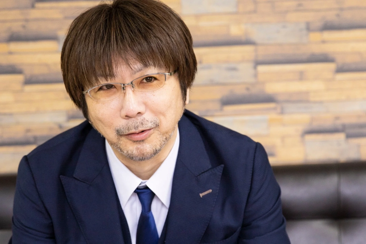 ダークブルーのスーツと眼鏡を着用したアジア人男性