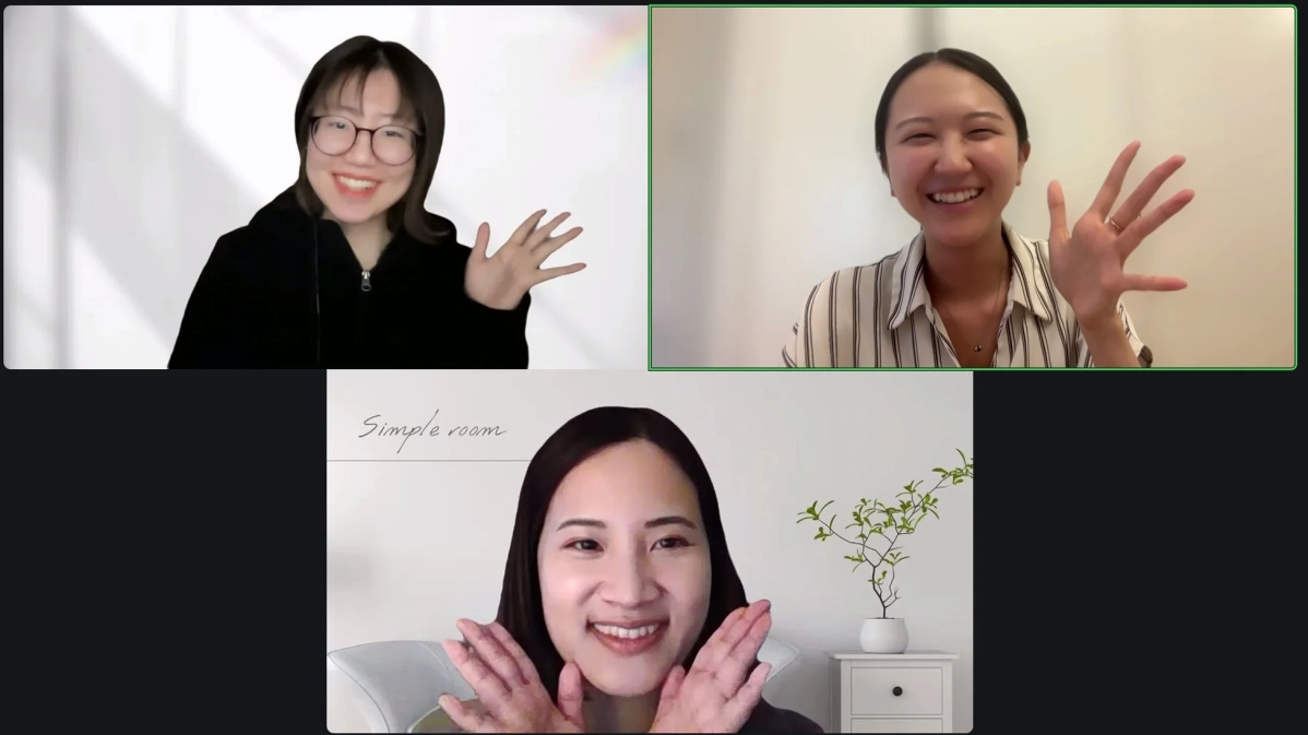 オンラインで笑顔でビデオ通話をする女性たち