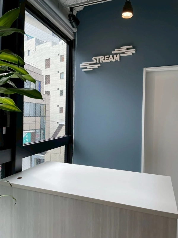 STREAMのロゴがあるオフィス空間