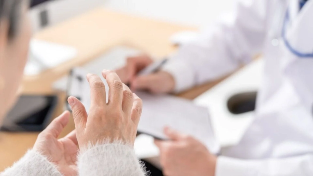 医師が患者と向き合い診察している様子