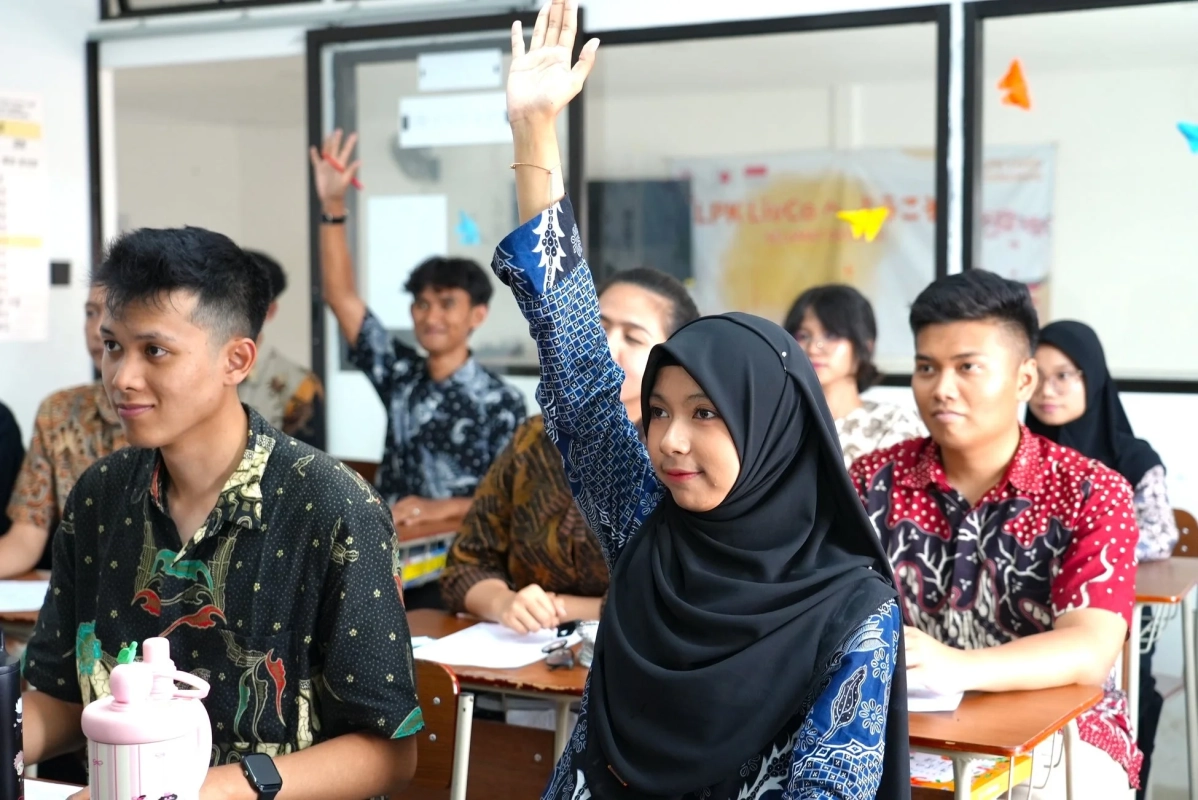 教室で学ぶ学生たち