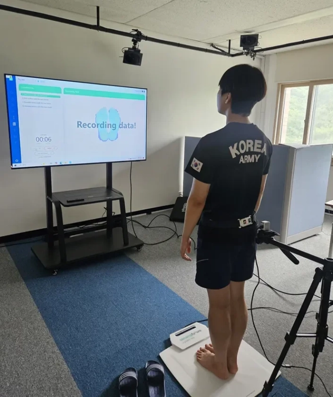 データ記録中の人物と画面