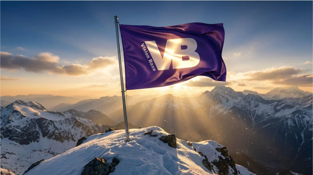 山頂に立つ企業ロゴの旗