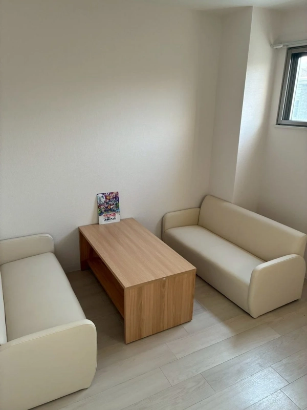 明るい色調でまとめられた、シンプルなリビングルームの様子