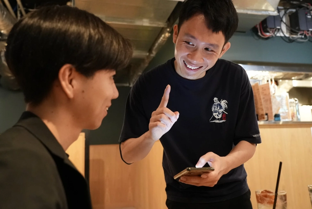 会話する男性たち