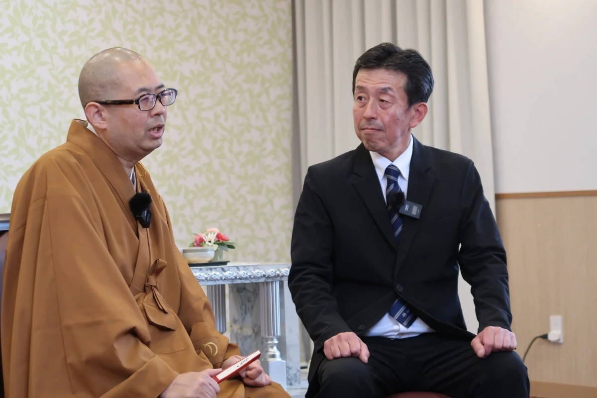 僧侶とビジネスマンの男性二人が対談している