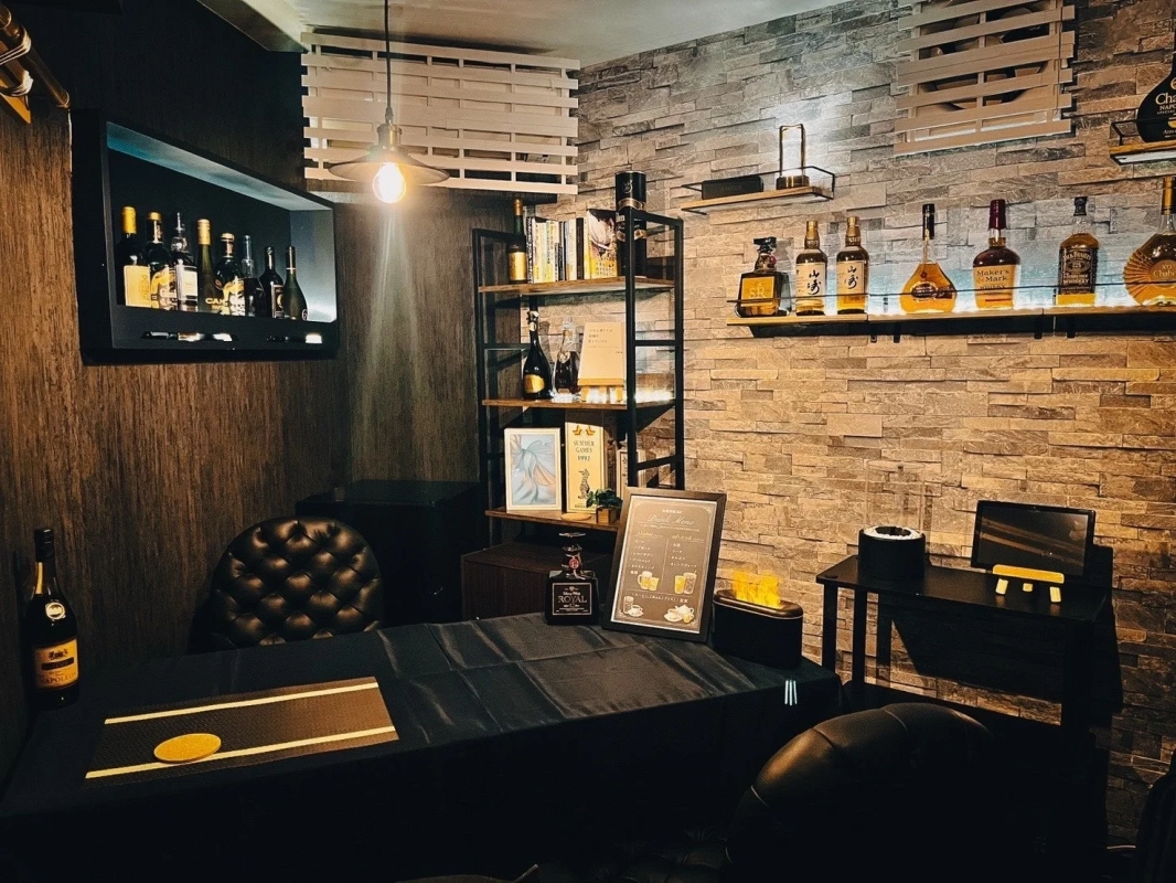 バーの落ち着いた店内
