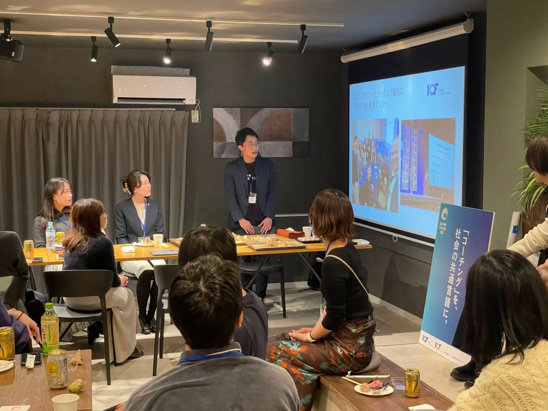 セミナーで講師がプレゼンテーションを行い、参加者が熱心に聴講している様子