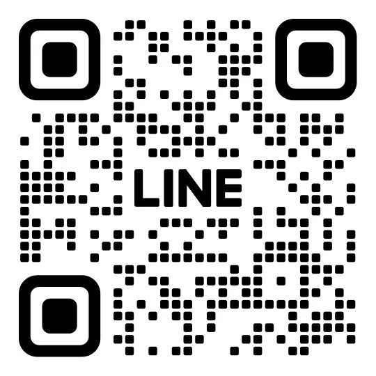 LINEの連絡先追加やサービスアクセスに使用されるQRコードです。中央に「LINE」のロゴが配置されており、スマートフォンなどで読み取ることで簡単に連携できます。