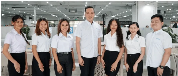 QQEnglishのチーム集合写真