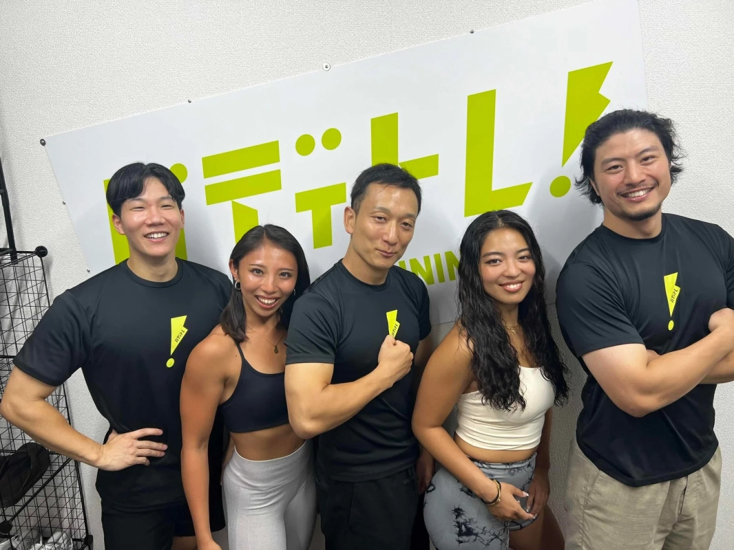 フィットネスジムで笑顔の男女