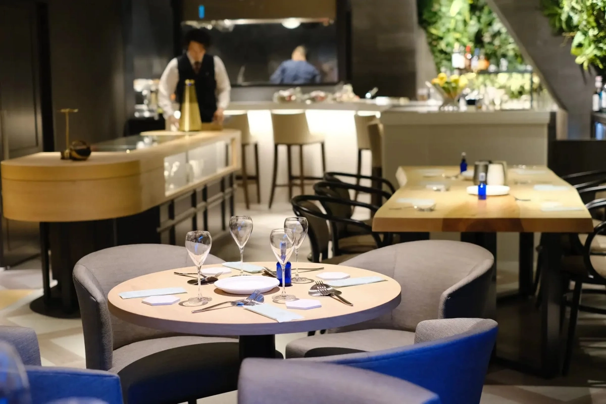 BAR FIVE Arrows 店内