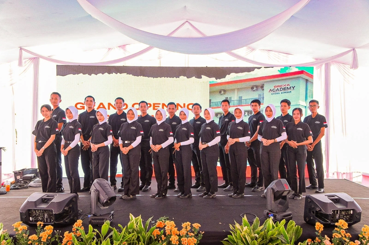 BREXA Academyのグランドオープニングイベントで並ぶ学生たち