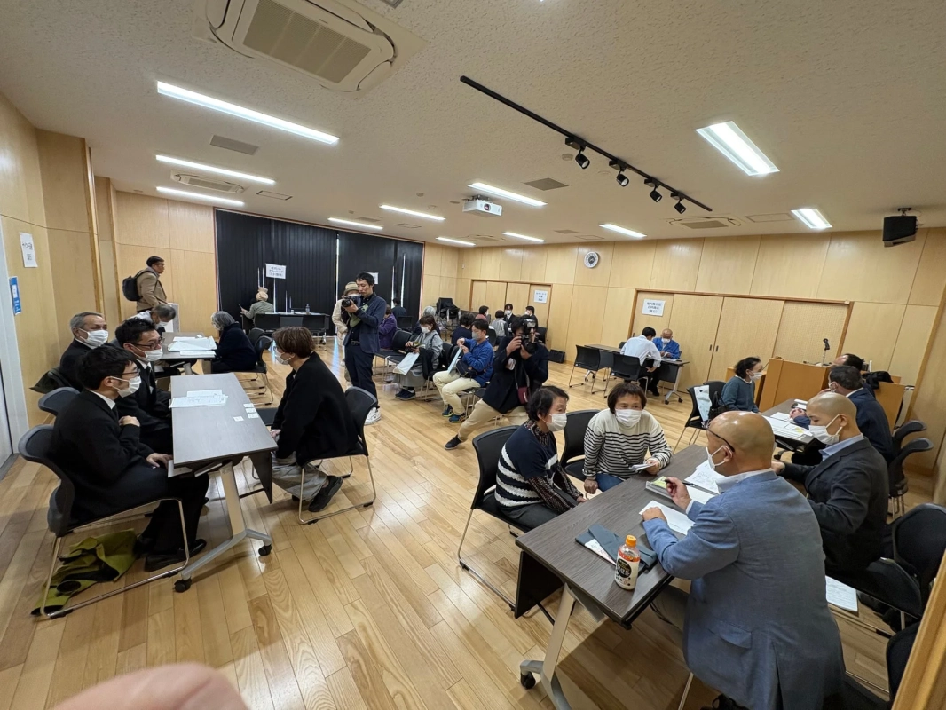 会議に参加する人々