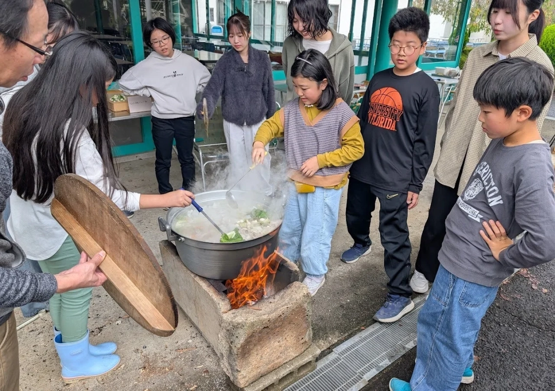 屋外料理をするきょうだい支援BRIDGEの様子