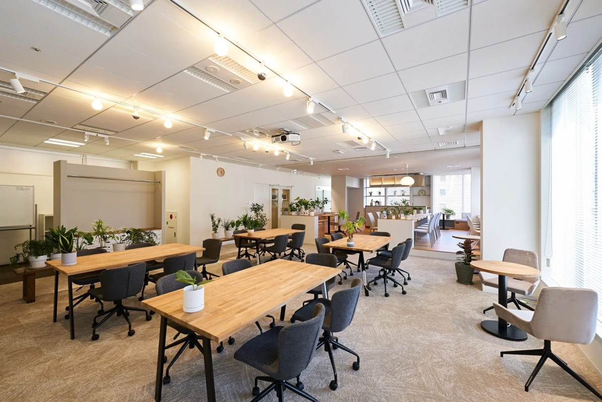 広々としたモダンなオフィス