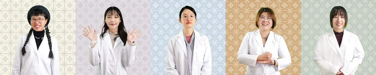 白衣を着用した5人の女性