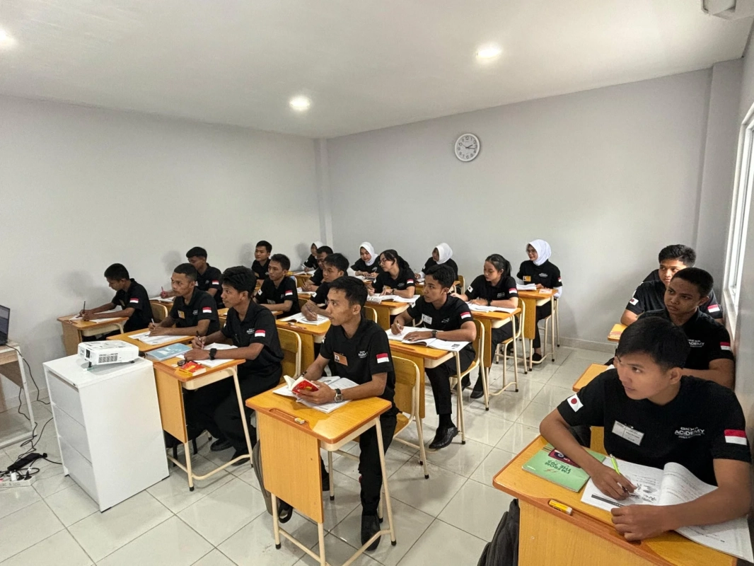 教室で真剣に授業を受ける学生たち