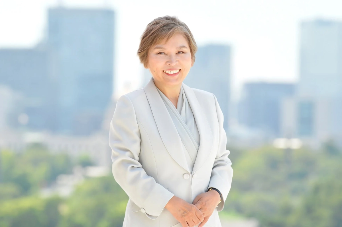 笑顔で立つ中里妃沙子弁護士のポートレート