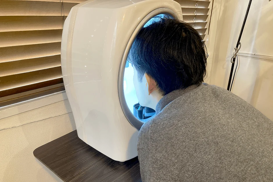 肌診断を受けている男性