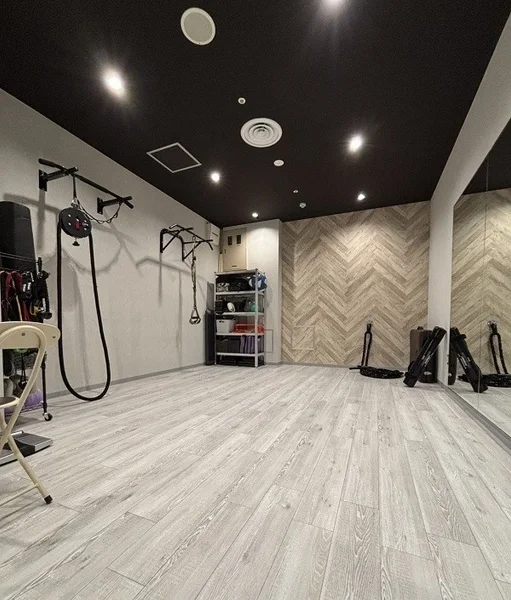 ジムのモダンな内装