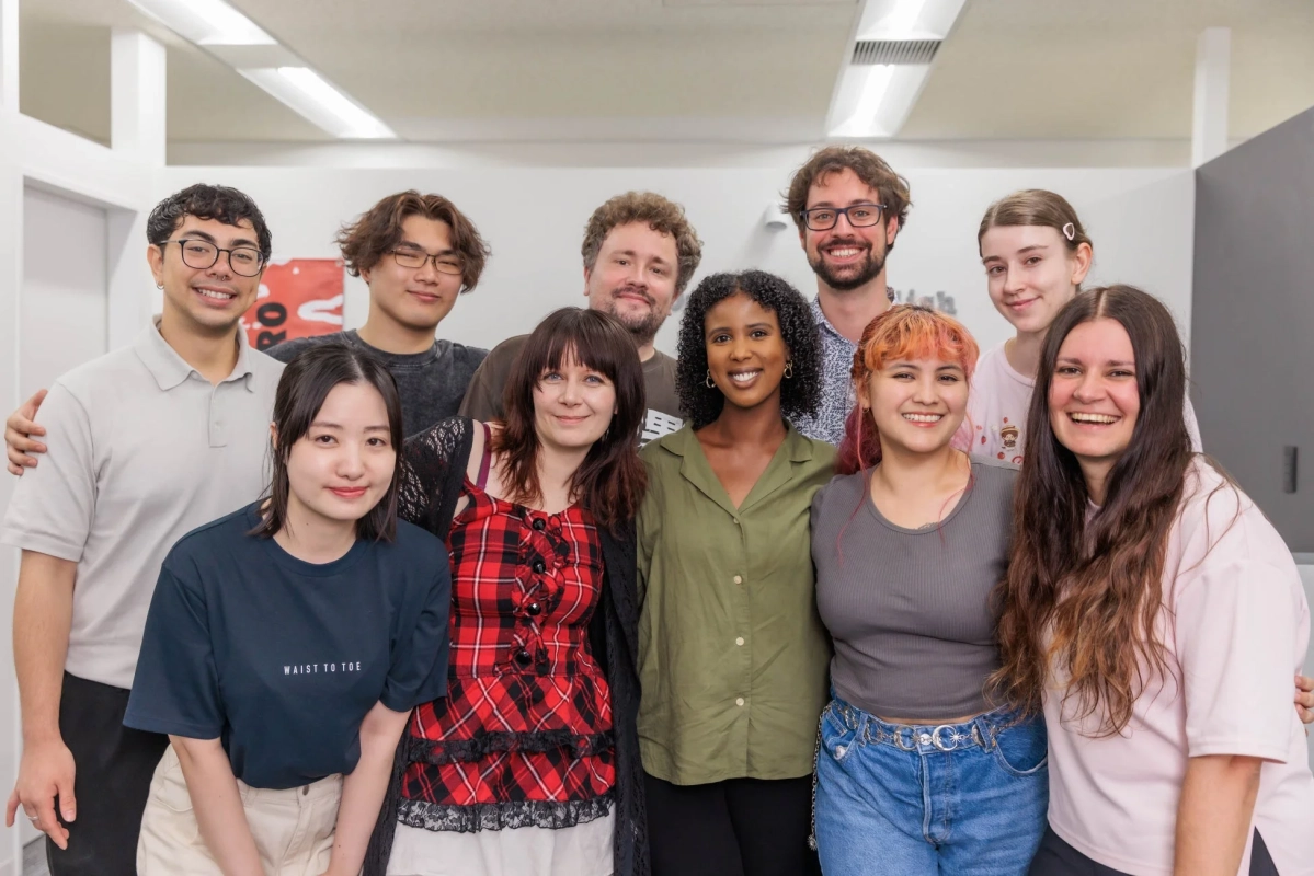 多様なバックグラウンドを持つ人々の集合写真