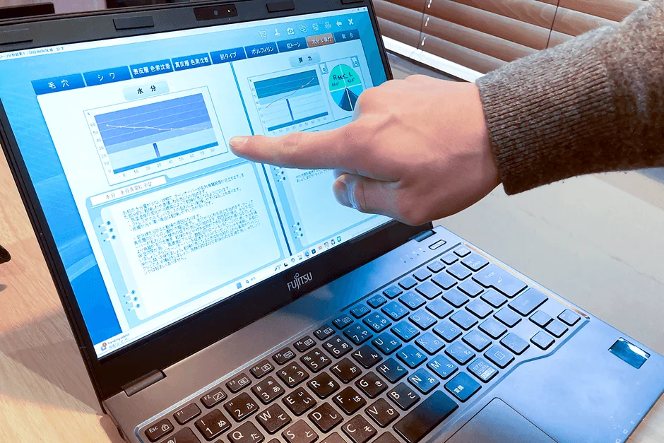 ノートパソコン画面に肌分析データ