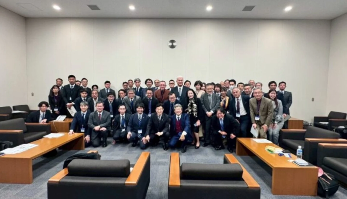 会議室で集合写真を撮るビジネスパーソン