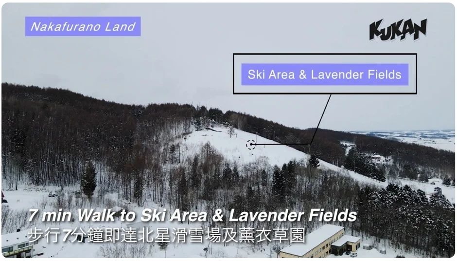 冬の中富良野の景色を上空から捉えた画像です。