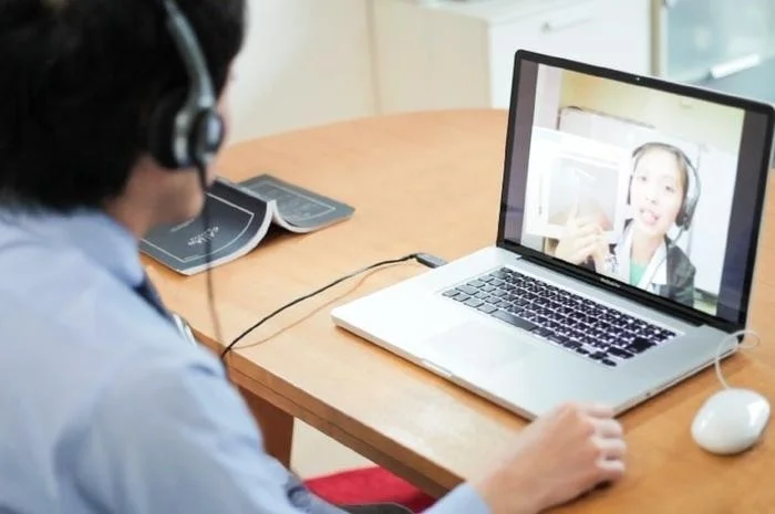 オンライン学習中の人物