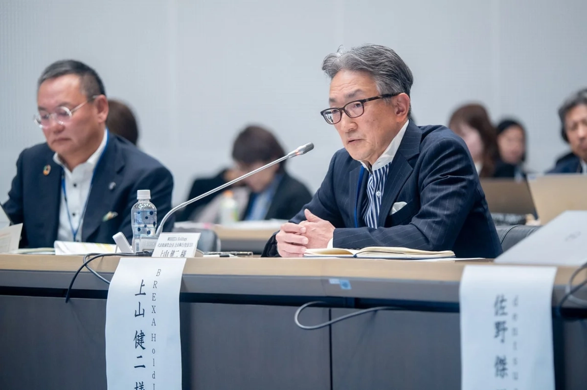 ラウンドテーブルで議論する経営トップ