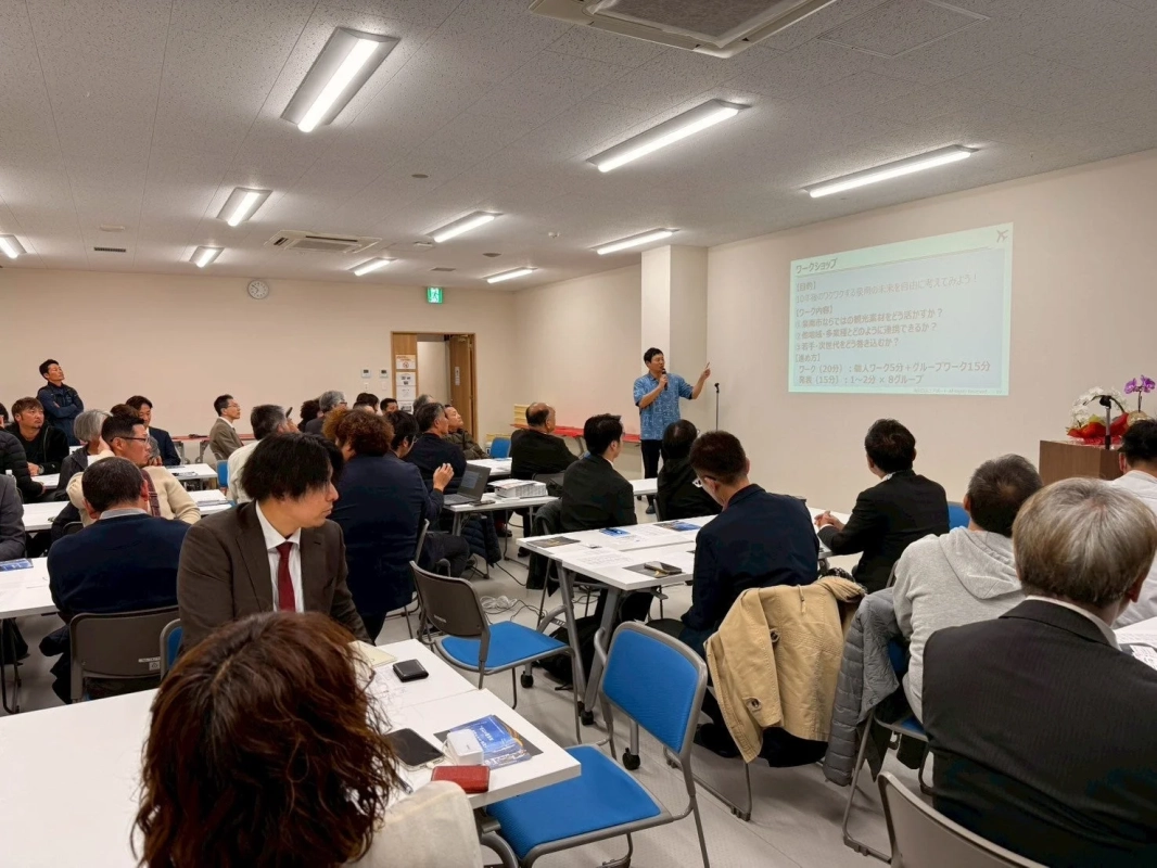 ワークショップで講師が説明する様子