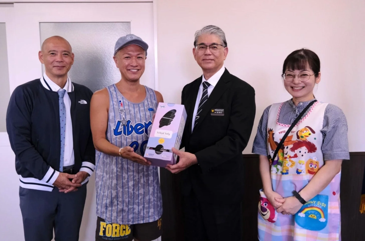 学校への寄贈シーン