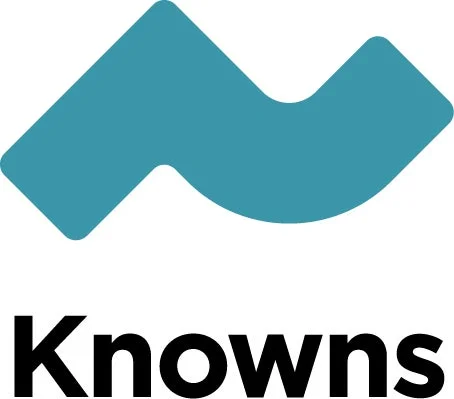 青緑色の抽象的な図形と「Knowns」という文字が配置されたロゴマーク