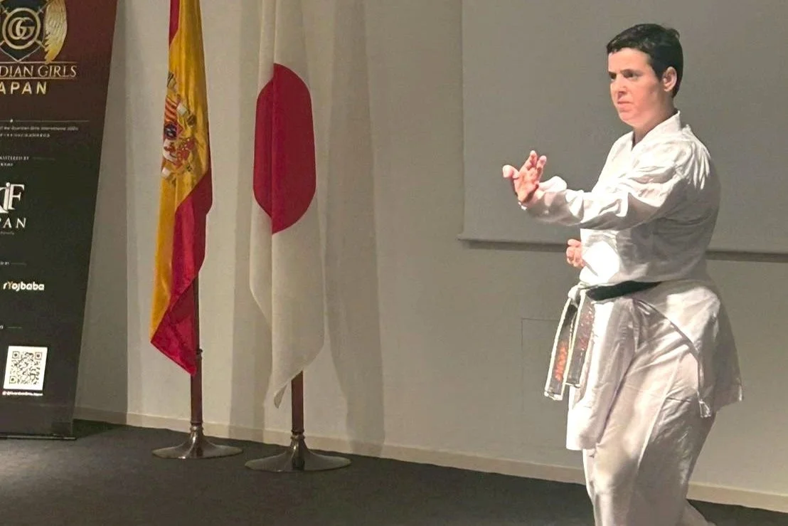 空手着の女性による演武