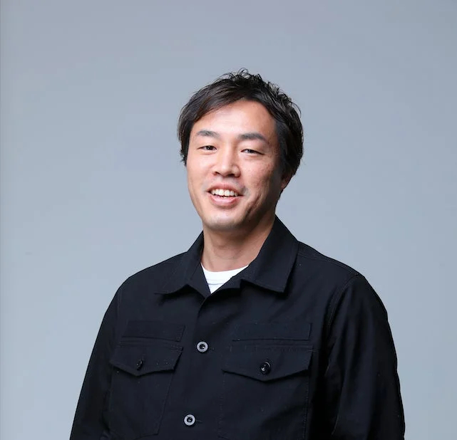 黒いシャツを着たアジア人男性のポートレート