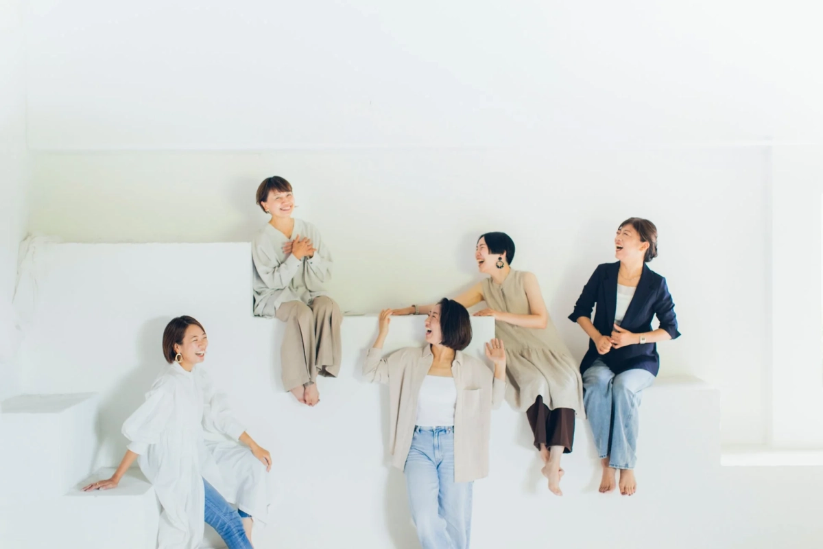 5人の女性が笑顔で談笑している様子