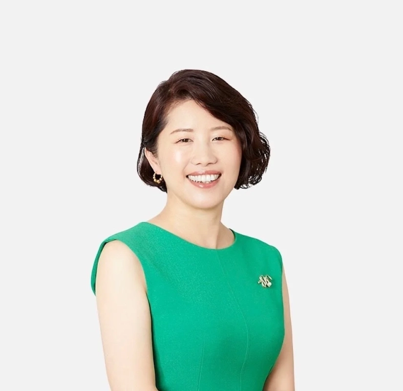 緑色のノースリーブドレスを着た笑顔の女性のポートレート