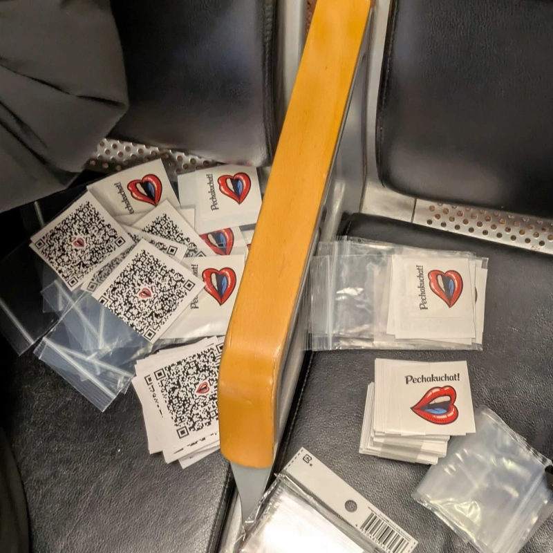 PechakuchatのステッカーとQRコード