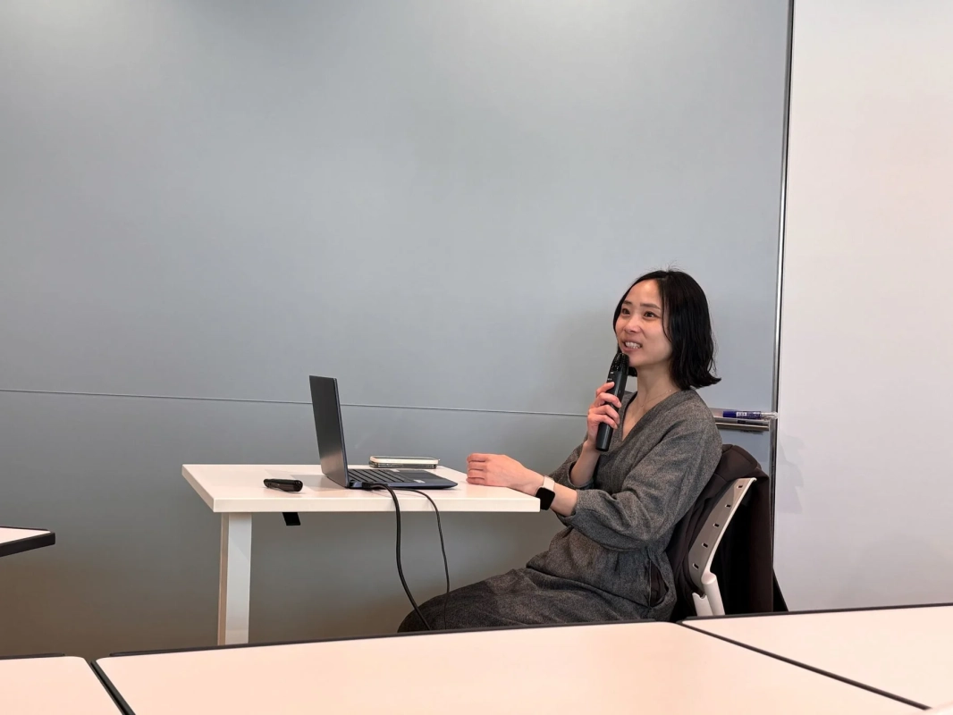 マイクを持って話す田中芙優氏