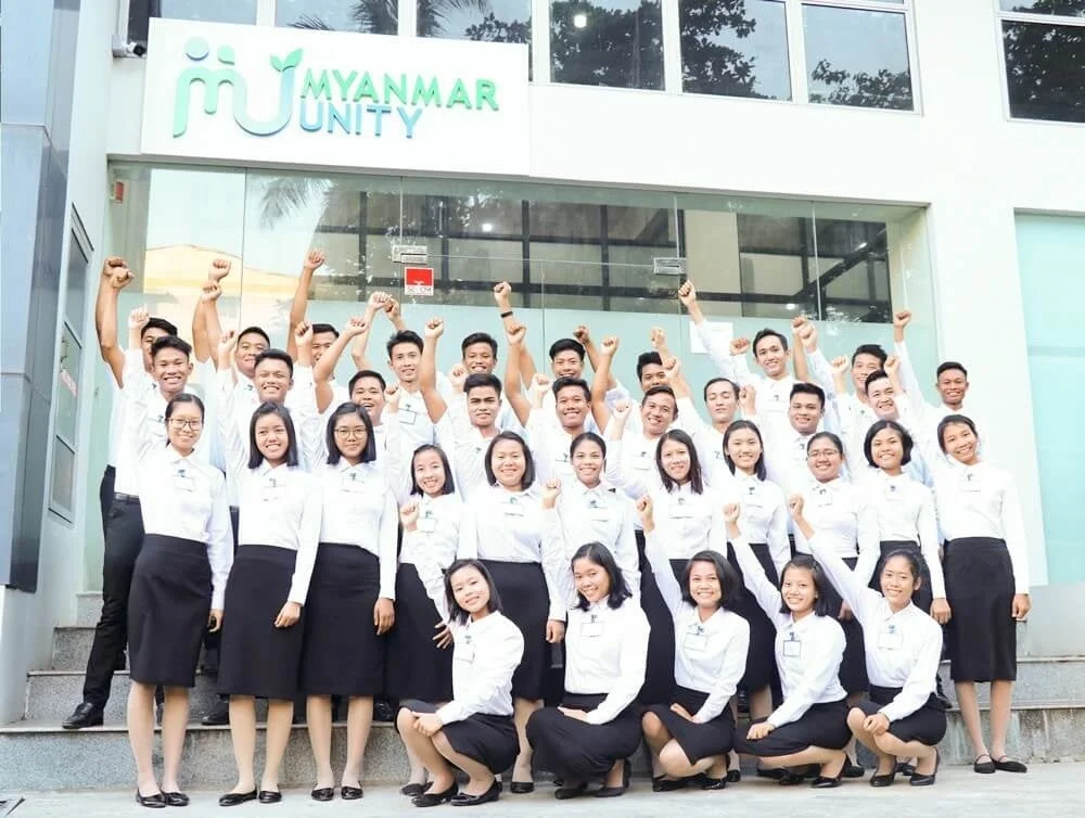 ミャンマー・ユニティの集合写真