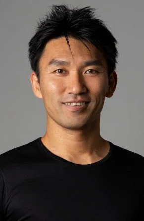 黒いTシャツを着たアジア人男性のポートレート写真