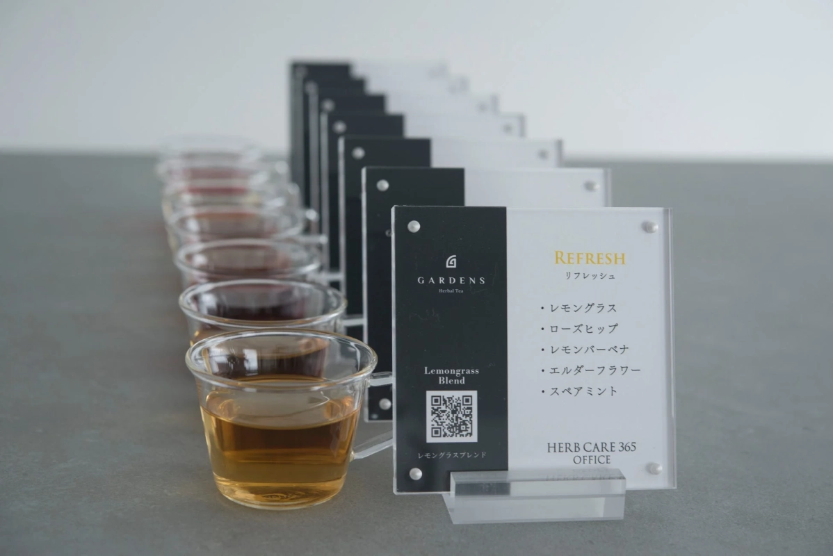 オフィス環境で提供されているG GARDENSのハーブティーの試飲ディスプレイ