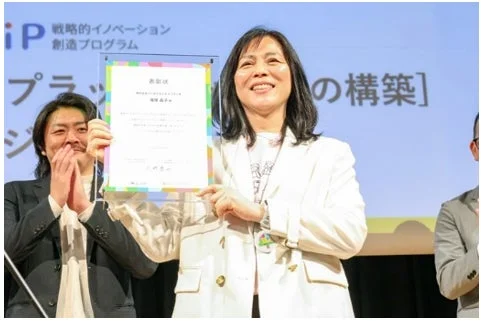 表彰を受ける株式会社つくばウエルネスリサーチの塚尾晶子様