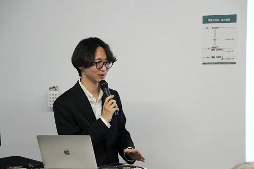 研究発表中の男性